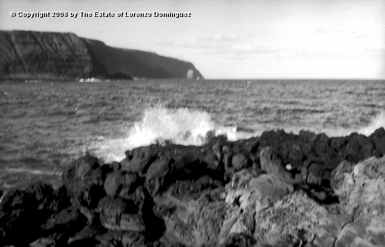 TAM_Ana_Havea_09.jpg - Easter Island. 1960. The Ana Havea bay, the motu and the Poike peninsula.